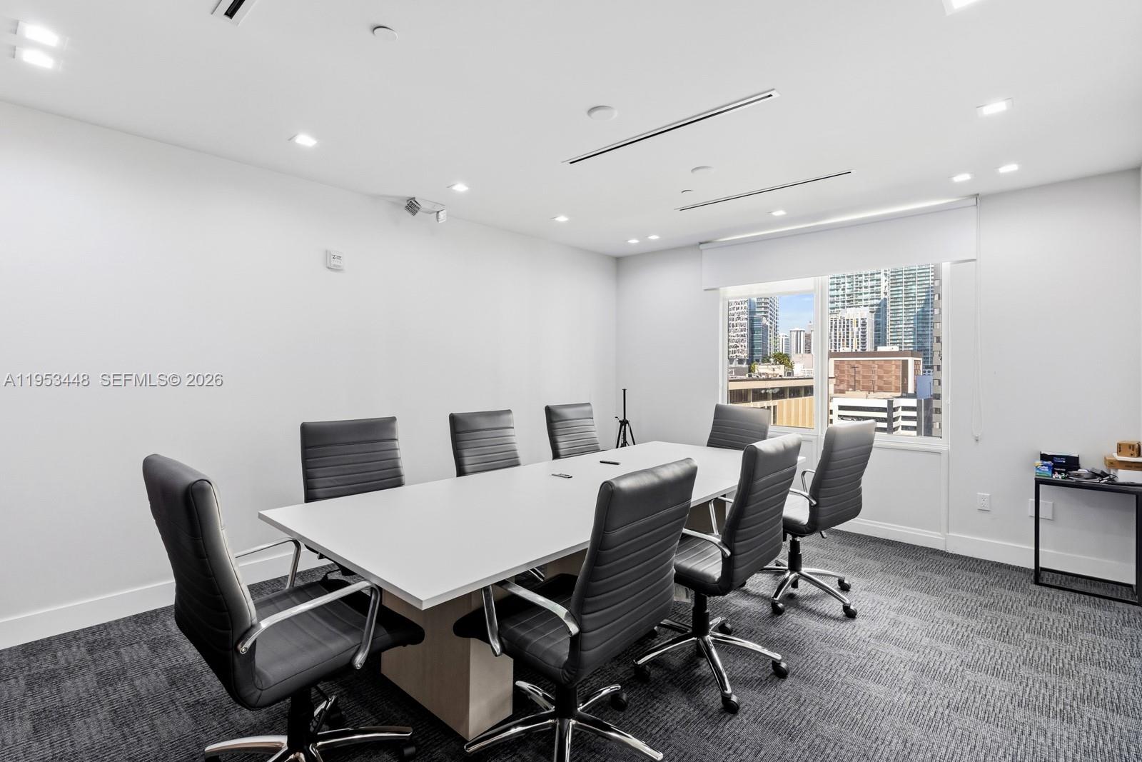 11E  /   кв.футов $ 2026-01-27 0 Фото