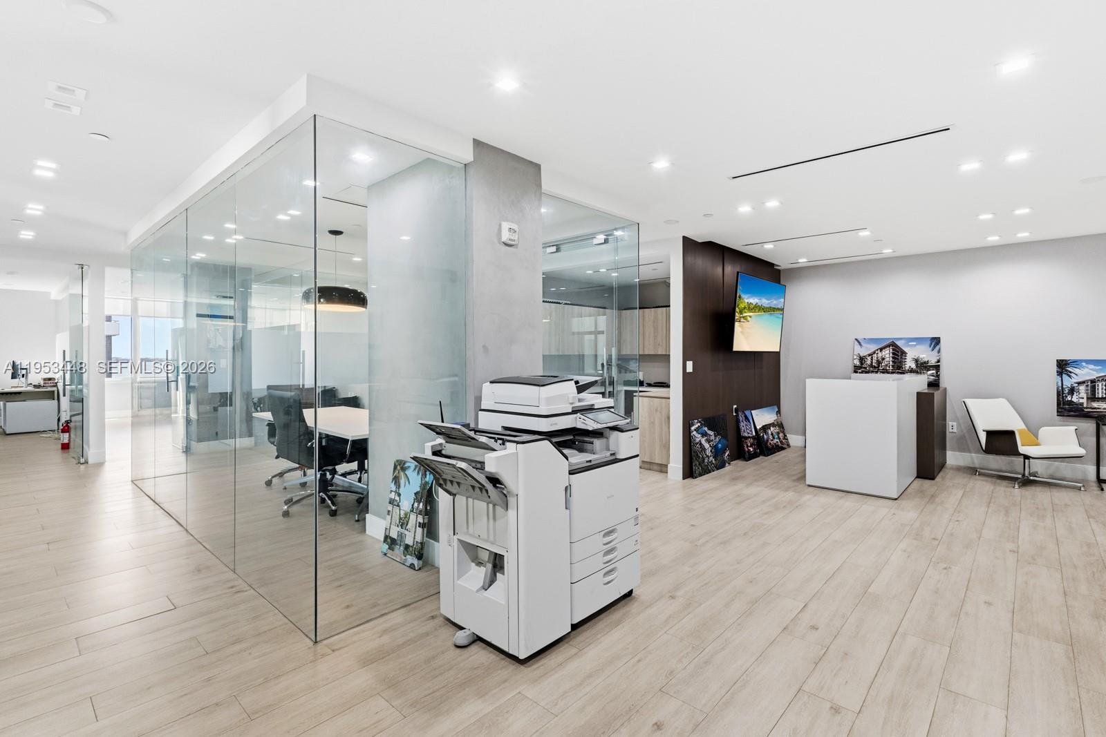 11E  /   кв.футов $ 2026-01-27 0 Фото