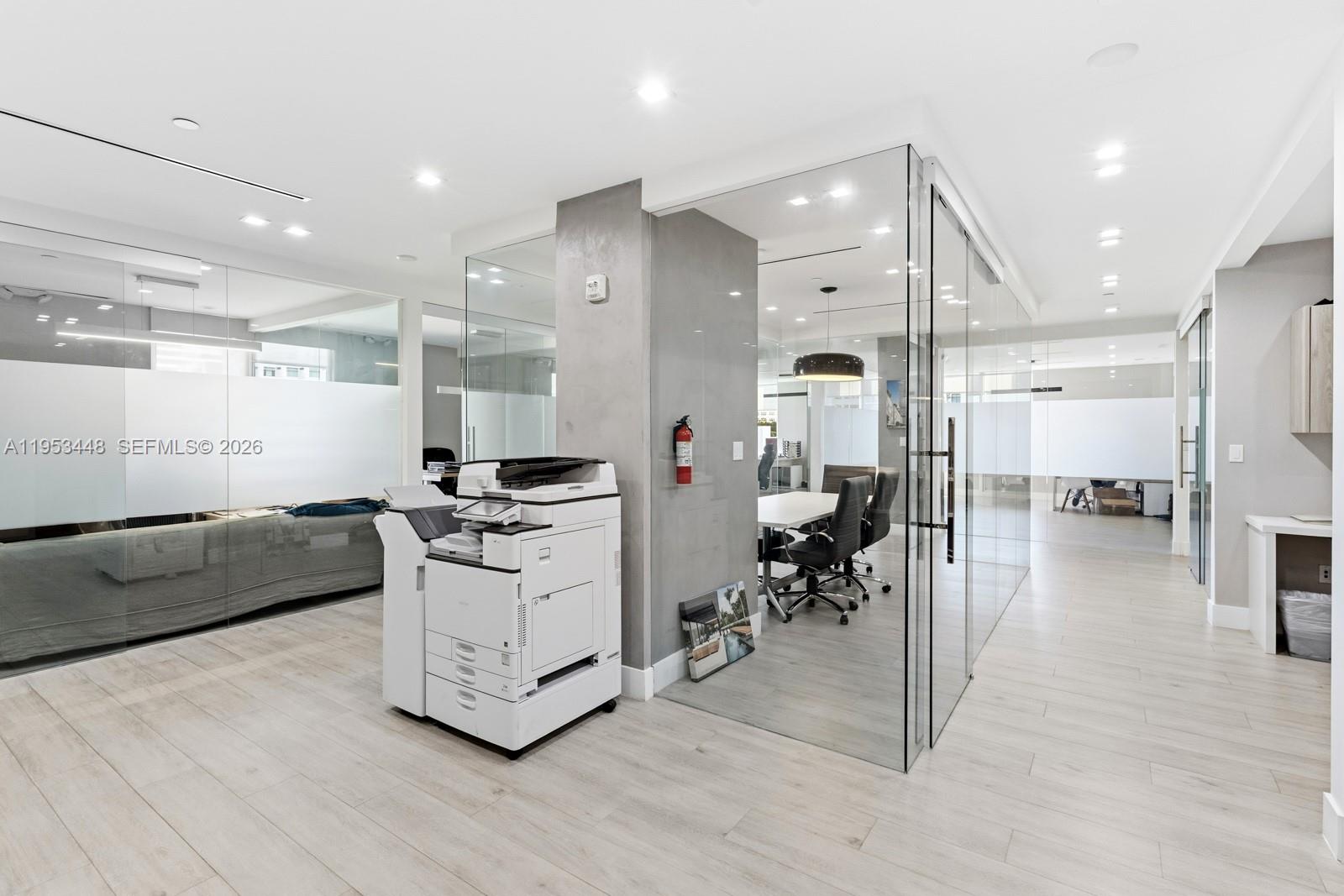 11E  /   кв.футов $ 2026-01-27 0 Фото