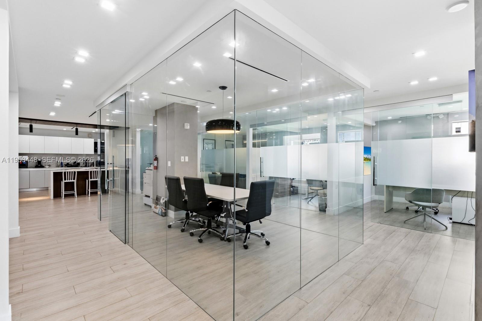 11E  /   кв.футов $ 2026-01-27 0 Фото