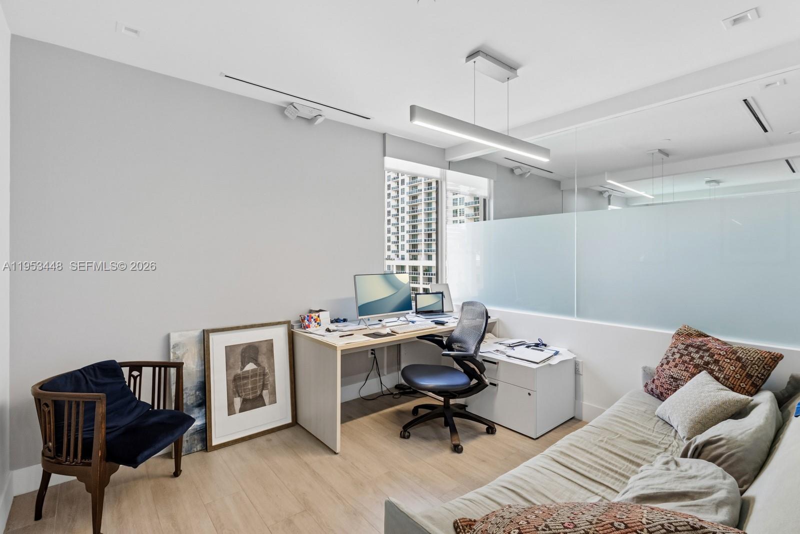 11E  /   кв.футов $ 2026-01-27 0 Фото