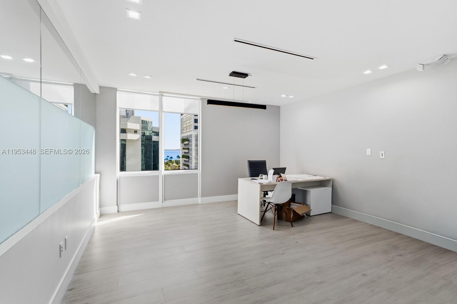 11E  /   кв.футов $ 2026-01-27 0 Фото