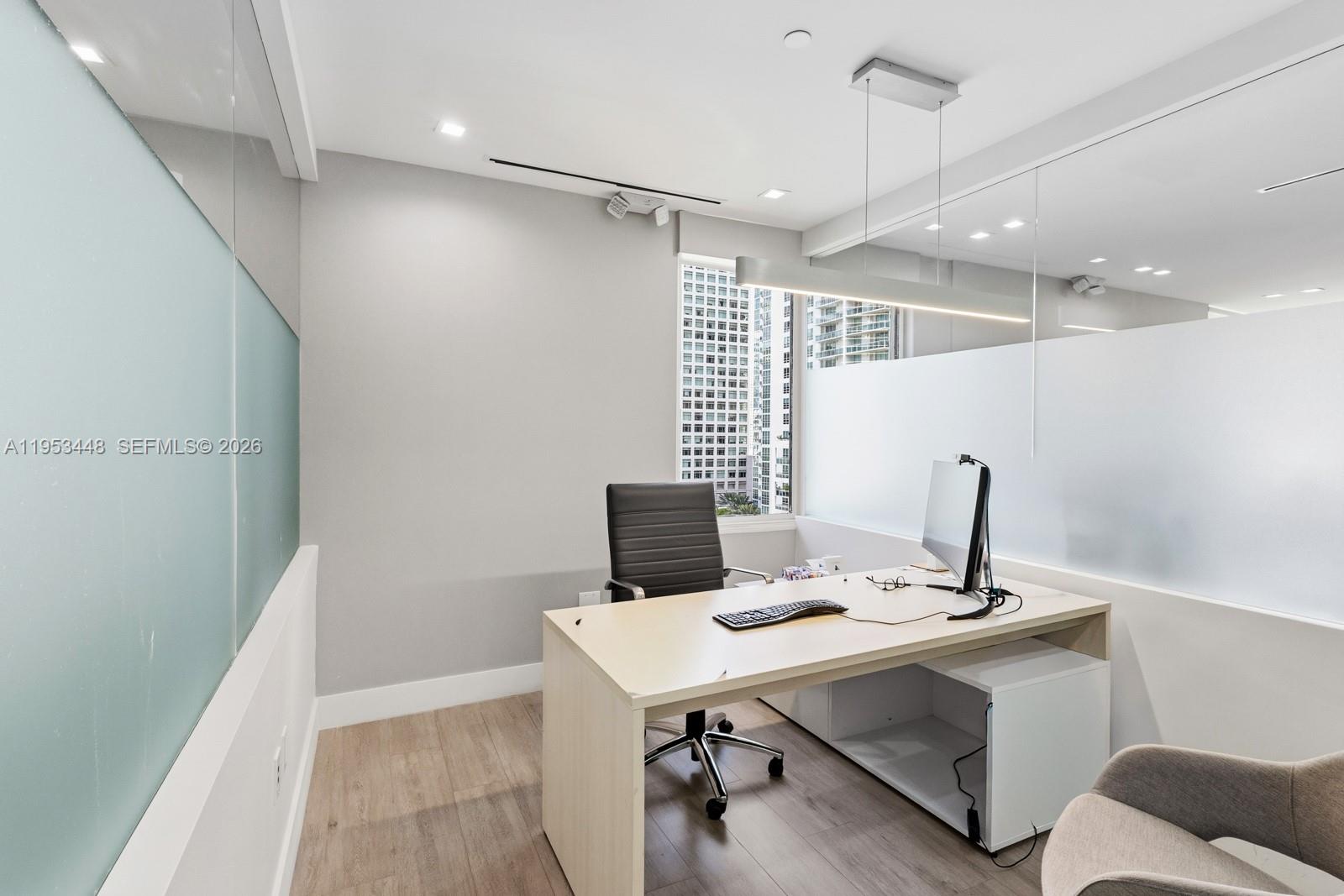 11E  /   кв.футов $ 2026-01-27 0 Фото