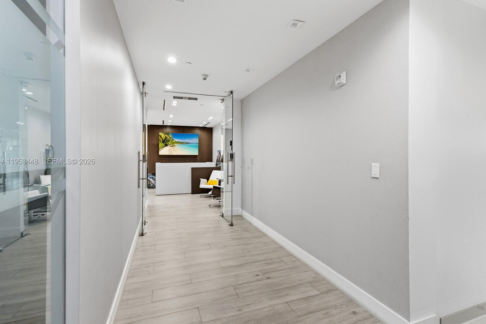 11E  /   кв.футов $ 2026-01-27 0 Фото