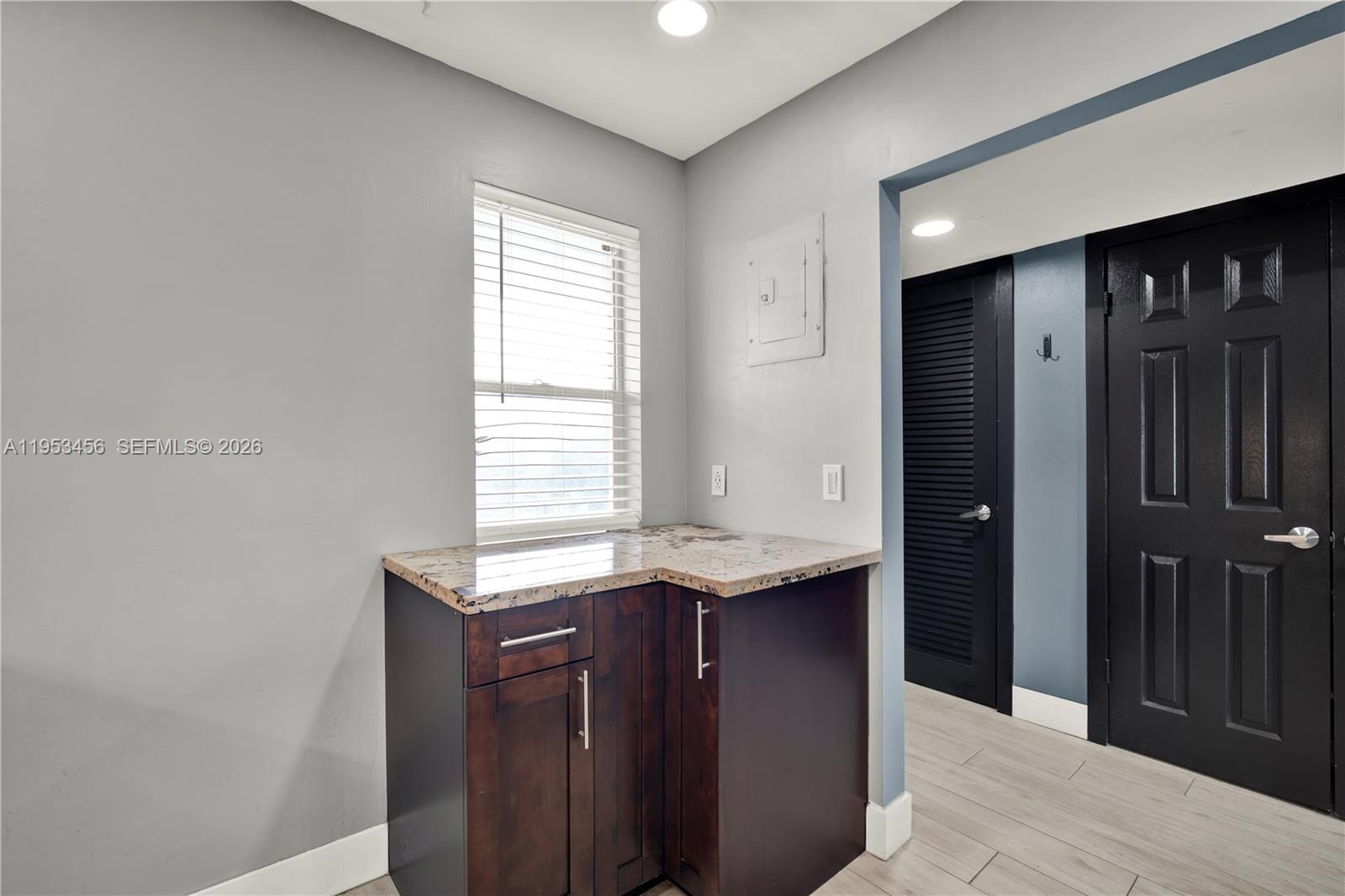 See details 414 2 / 2 992 sq. ft. $ 2026-01-27 0 Photo