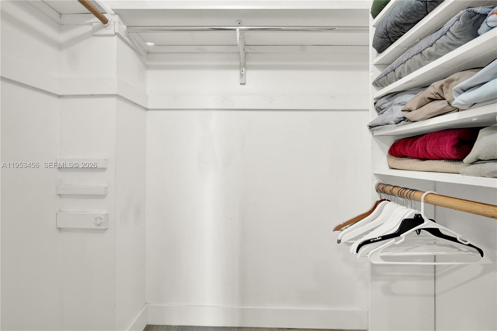 See details 414 2 / 2 992 sq. ft. $ 2026-01-27 0 Photo