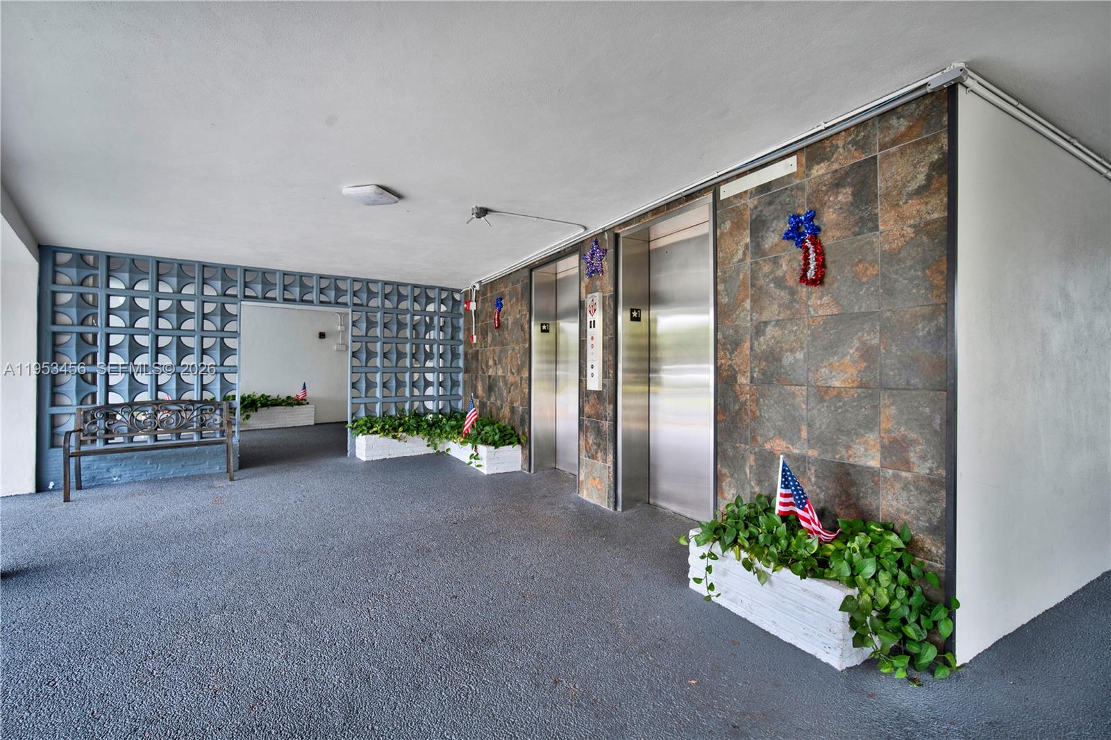 See details 414 2 / 2 992 sq. ft. $ 2026-01-27 0 Photo