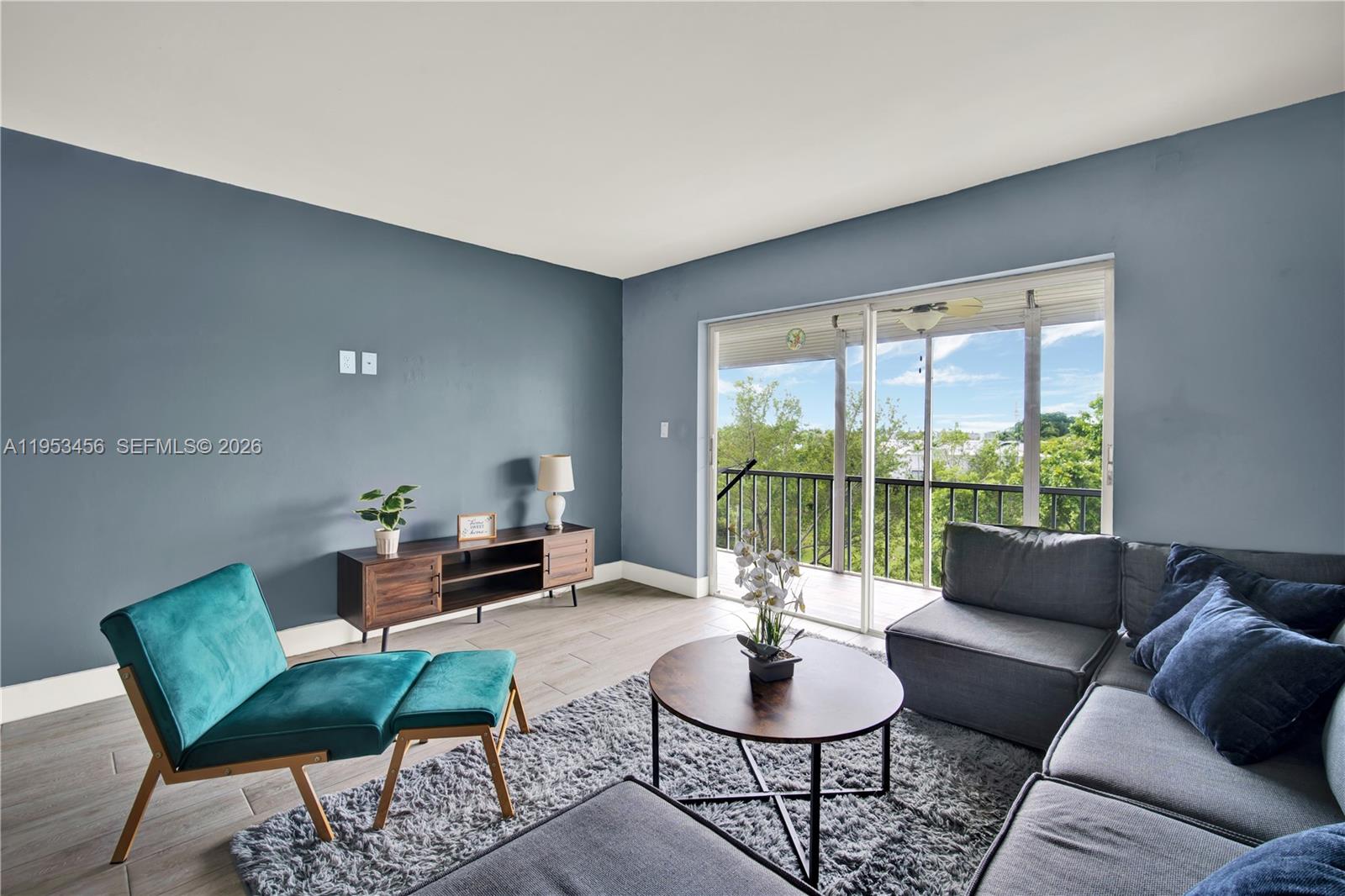 See details 414 2 / 2 992 sq. ft. $ 2026-01-27 0 Photo