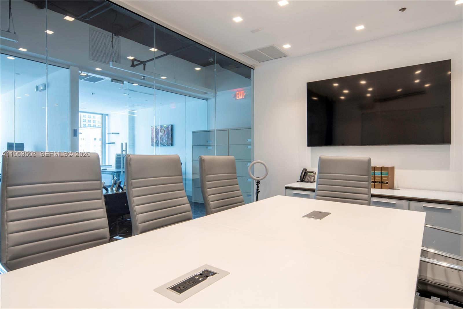 1410  /   кв.футов $ 2026-01-27 0 Фото