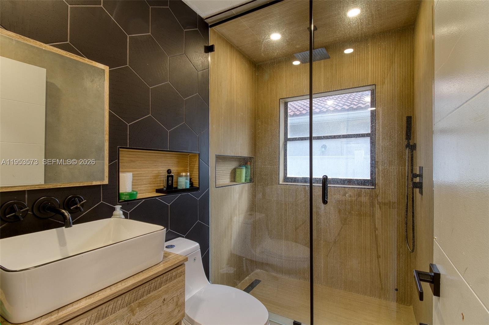 3464 3 / 2 1648 sq. ft. $ 2026-01-27 0 Photo