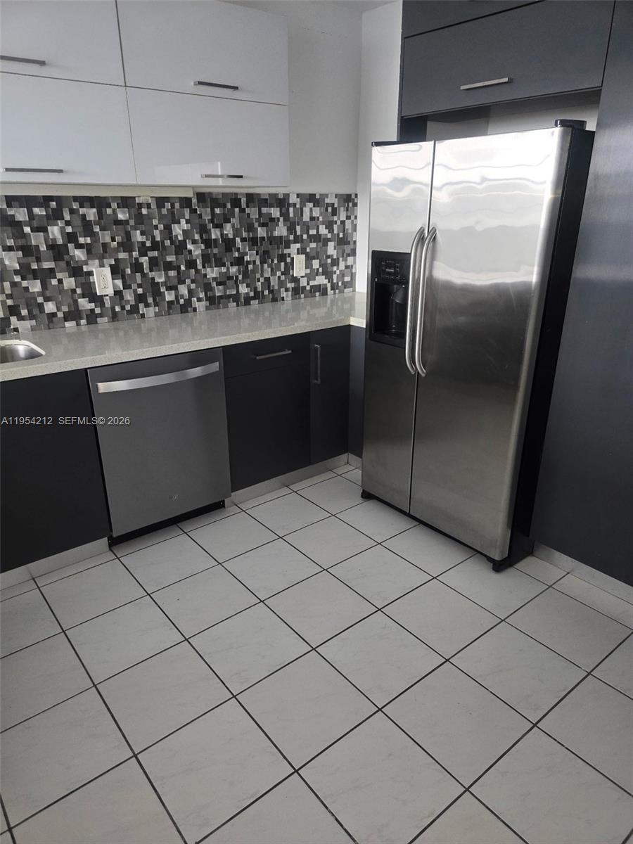 Ver detalles 314W 1 / 2 861 sq. ft. $ 2026-06-04 0 foto