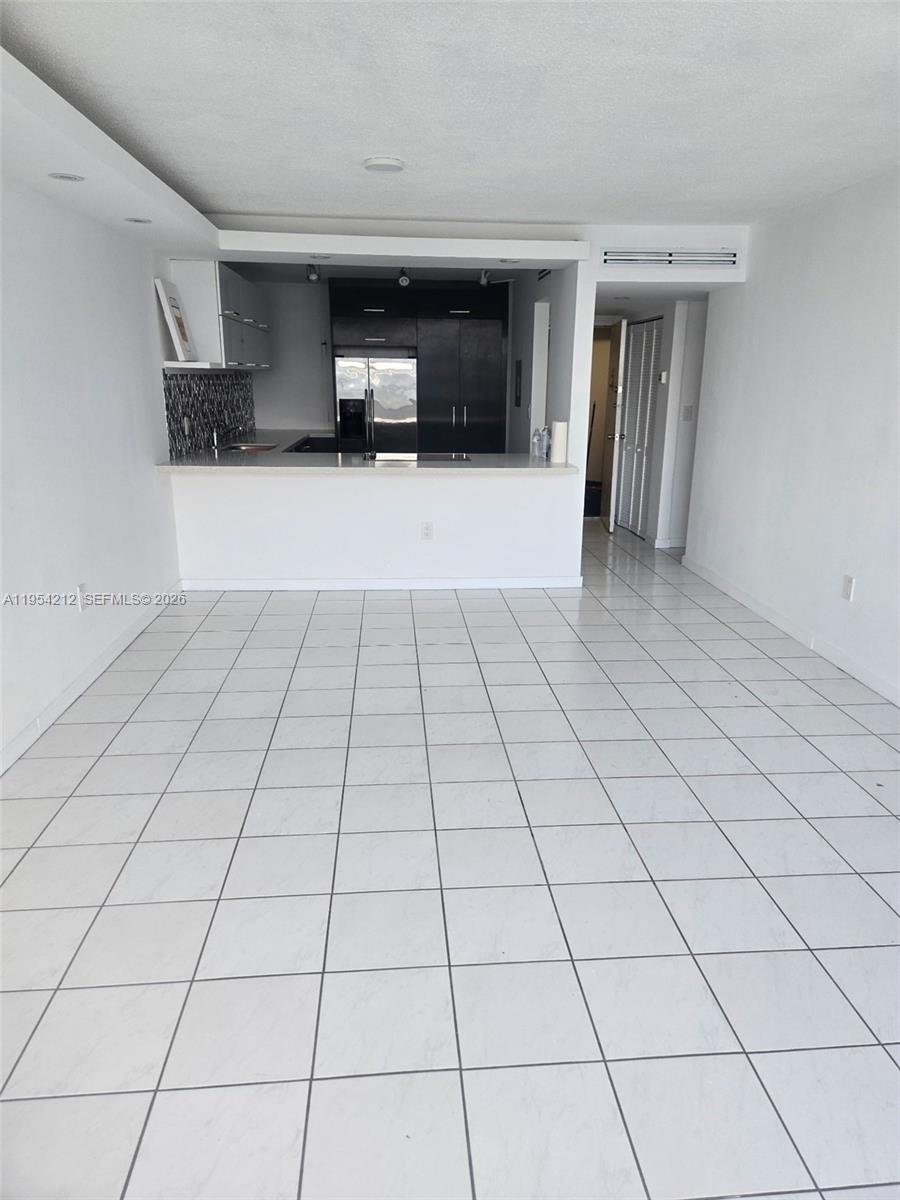 Ver detalles 314W 1 / 2 861 sq. ft. $ 2026-06-04 0 foto