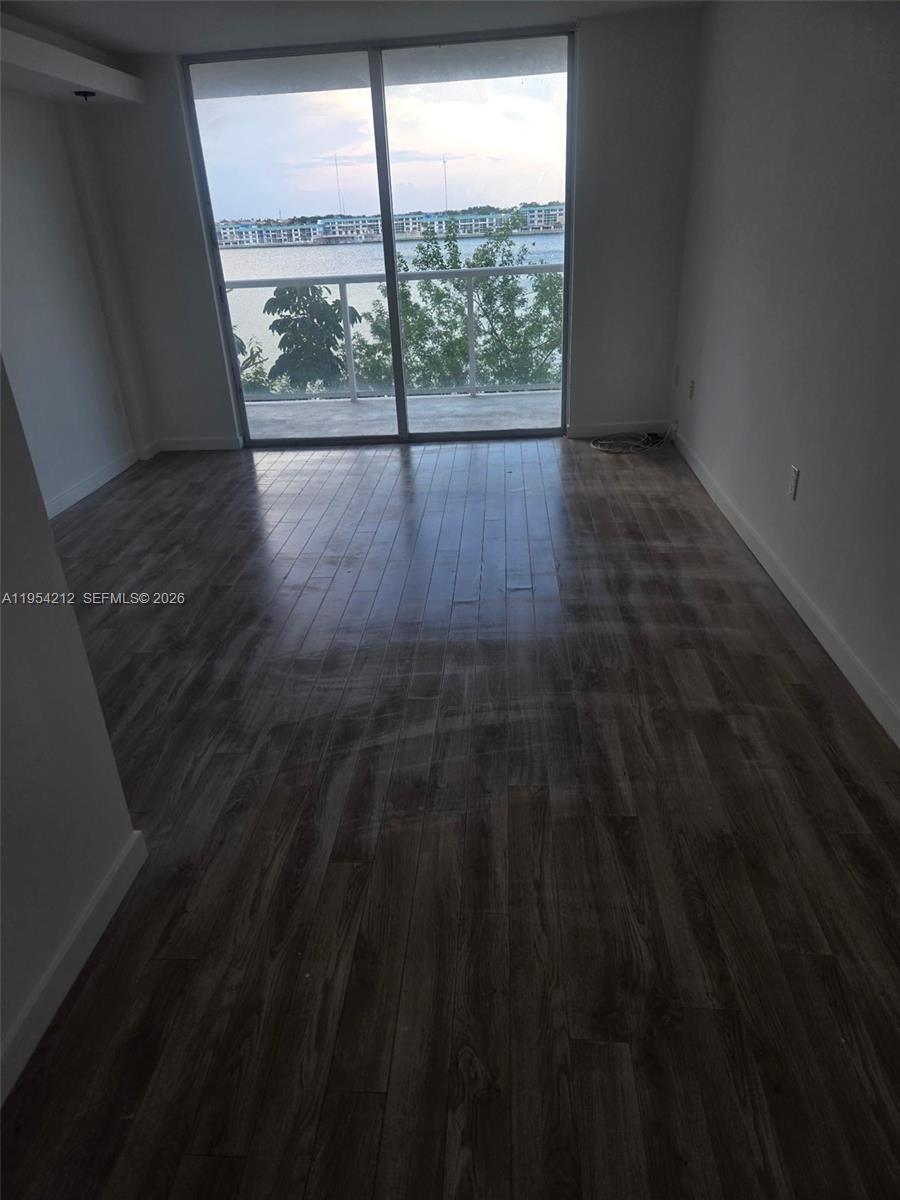 Ver detalles 314W 1 / 2 861 sq. ft. $ 2026-06-04 0 foto