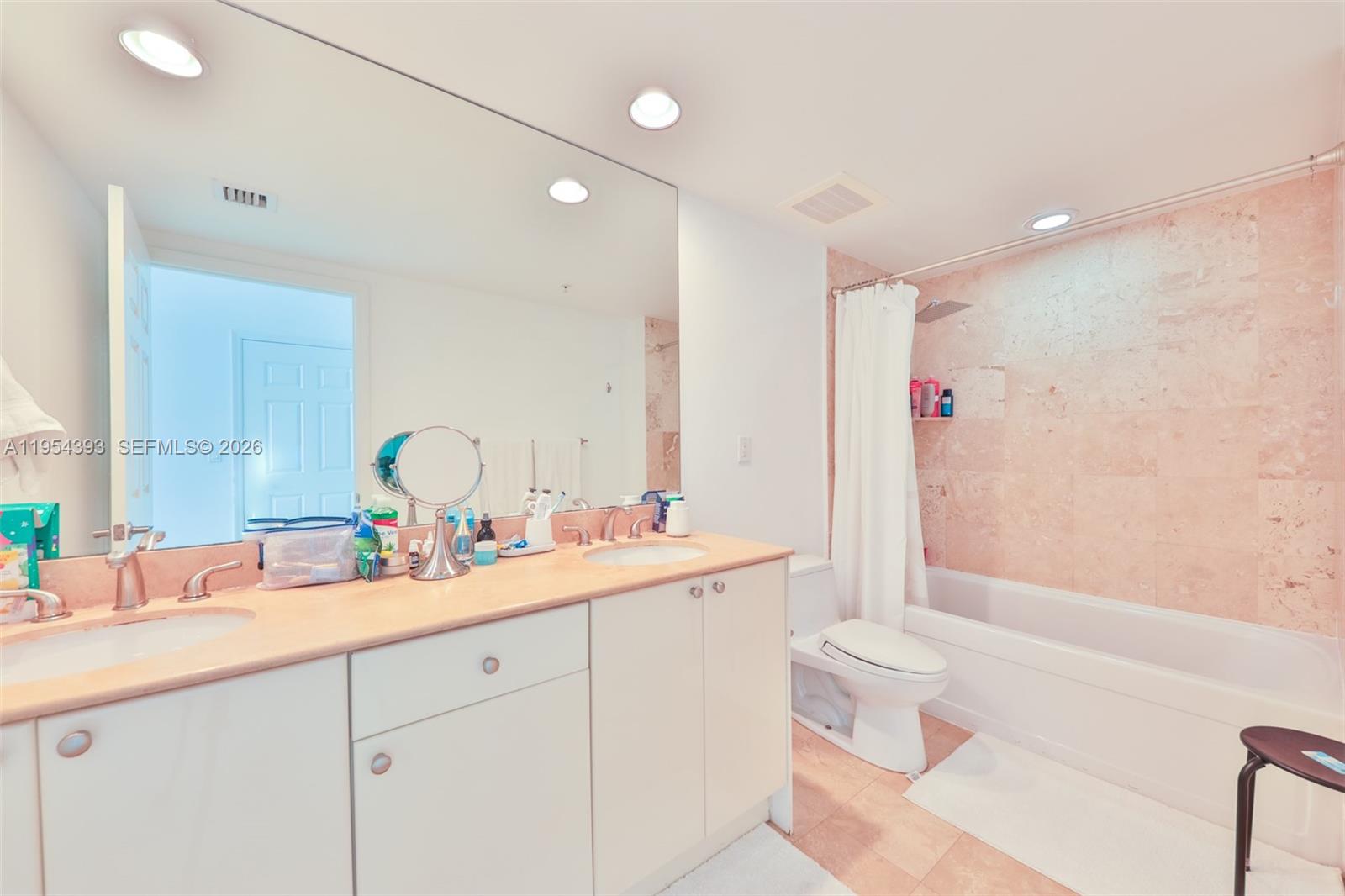 Фото 1755 Hallandale Beach Blvd  #1808E, Hallandale Beach, Florida, 33009 - Master Bathroom