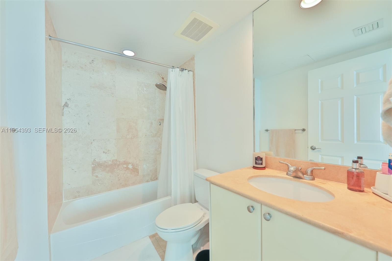 Фото 1755 Hallandale Beach Blvd  #1808E, Hallandale Beach, Florida, 33009 - Master Bathroom