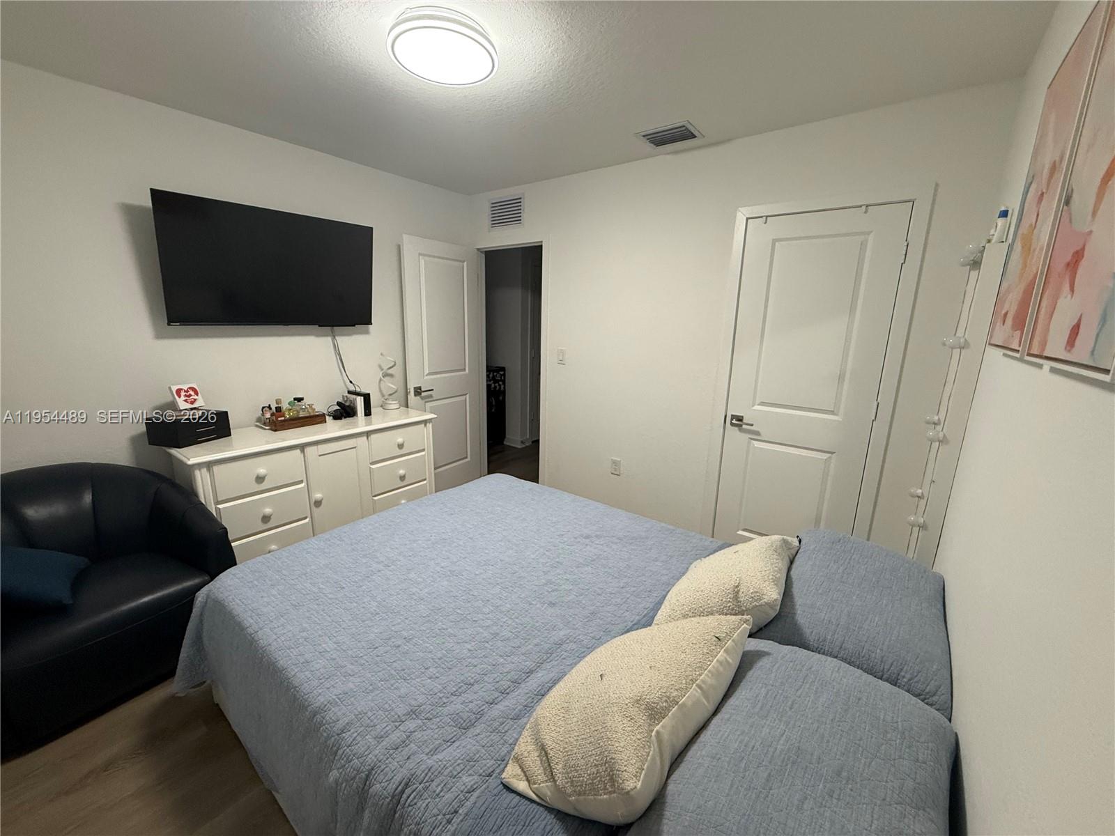 1043 3 / 3 1302 sq. ft. $ 2026-05-14 0 Photo