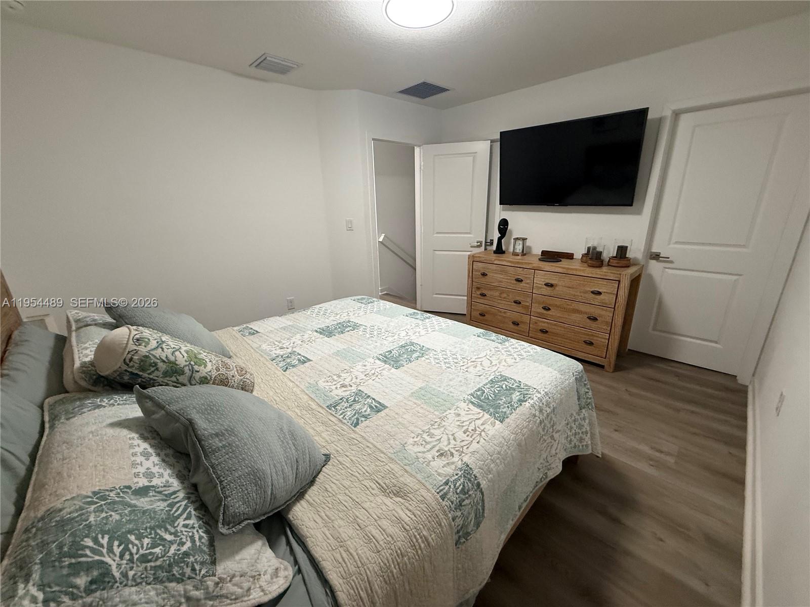 1043 3 / 3 1302 sq. ft. $ 2026-05-14 0 Photo