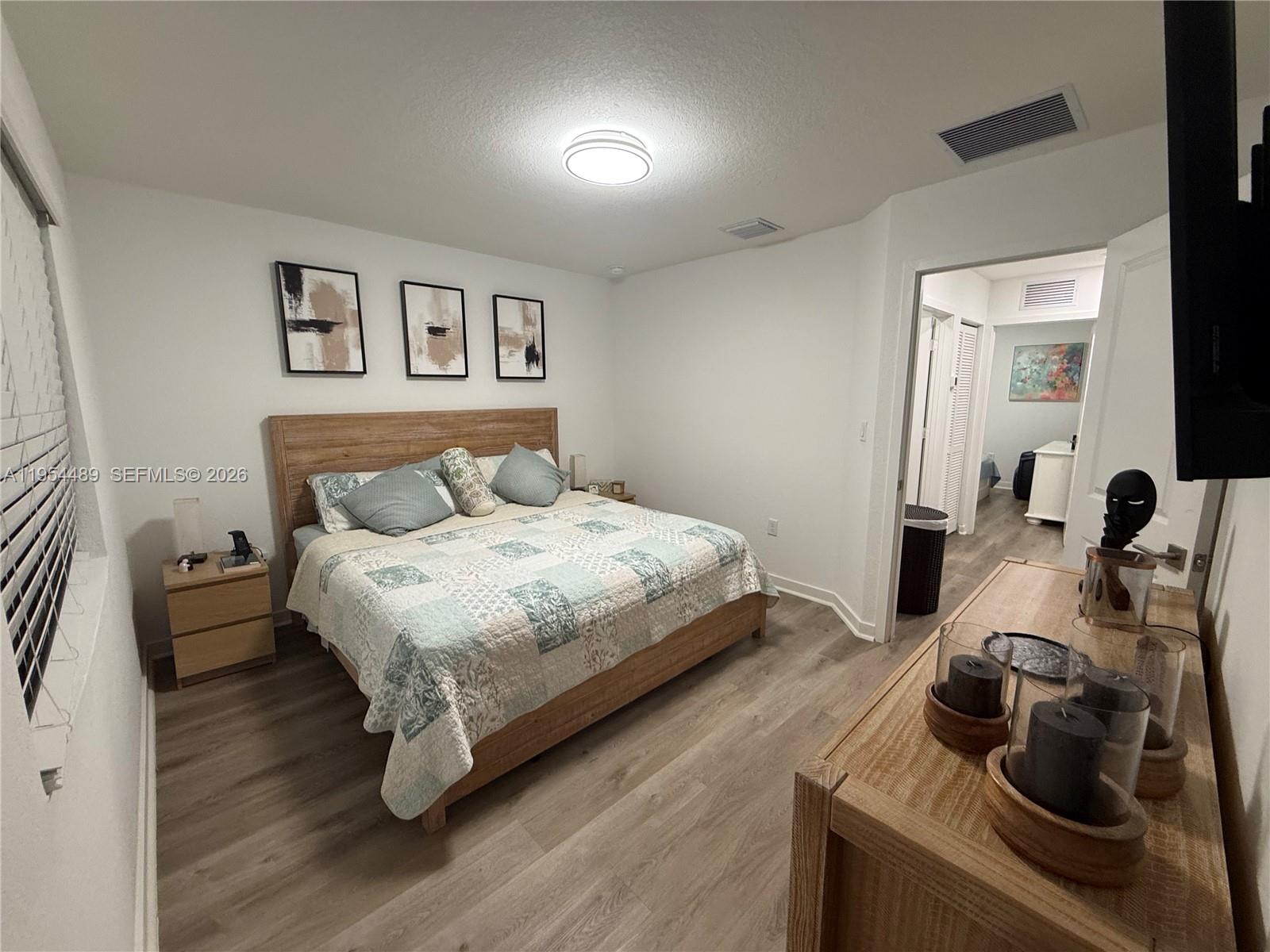 1043 3 / 3 1302 sq. ft. $ 2026-05-14 0 Photo