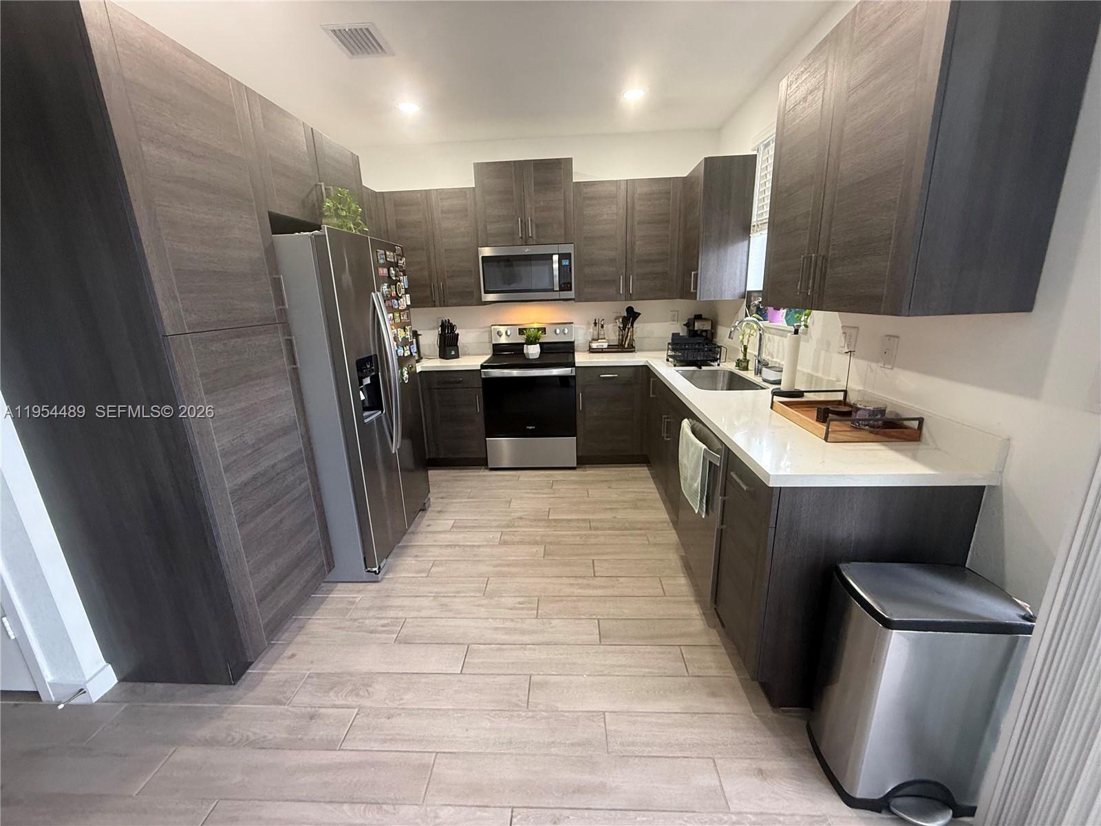 1043 3 / 3 1302 sq. ft. $ 2026-05-14 0 Photo