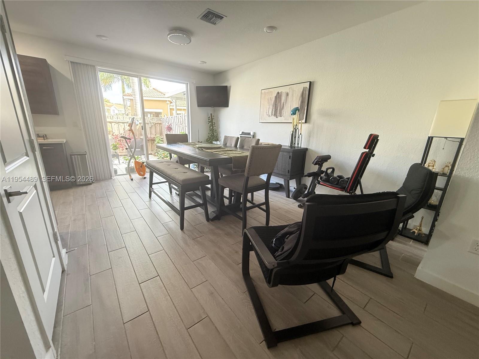 1043 3 / 3 1302 sq. ft. $ 2026-05-14 0 Photo