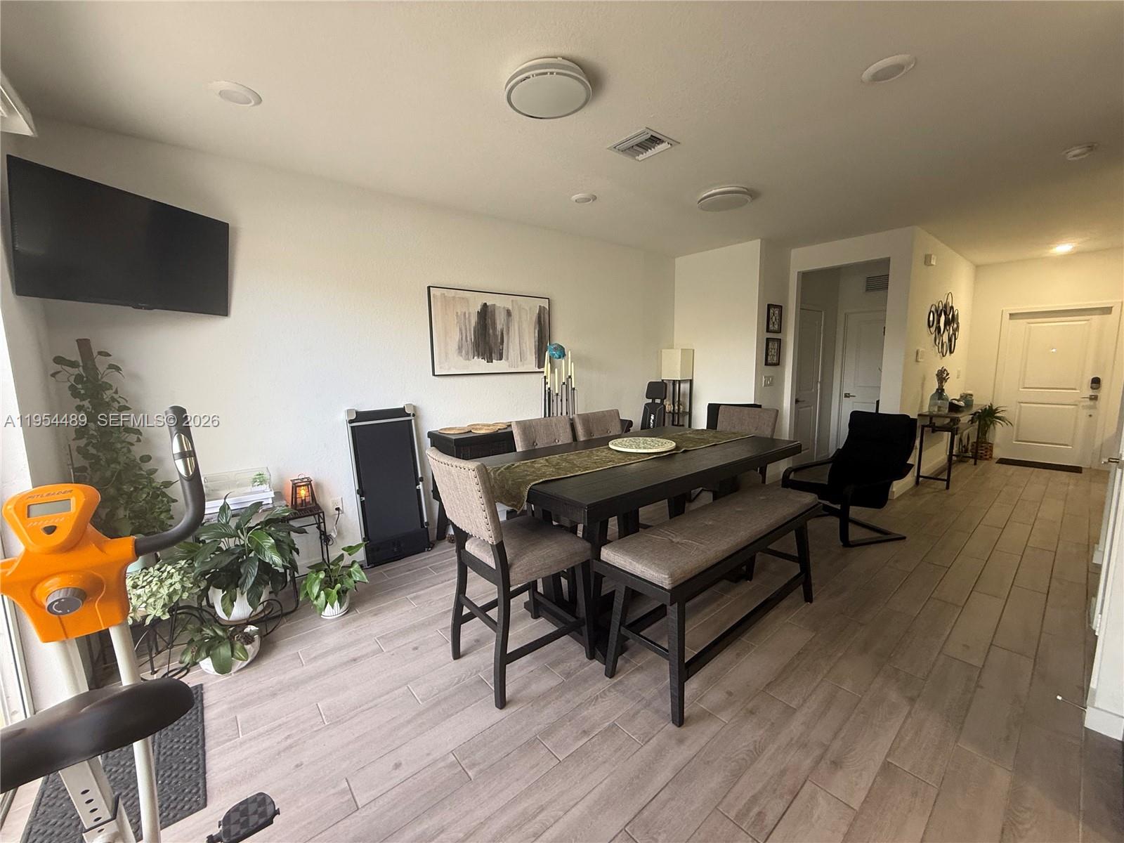 1043 3 / 3 1302 sq. ft. $ 2026-05-14 0 Photo