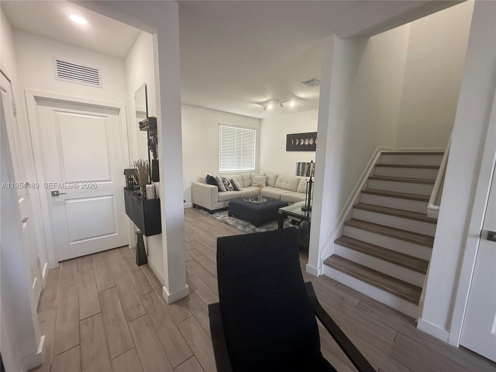 1043 3 / 3 1302 sq. ft. $ 2026-05-14 0 Photo