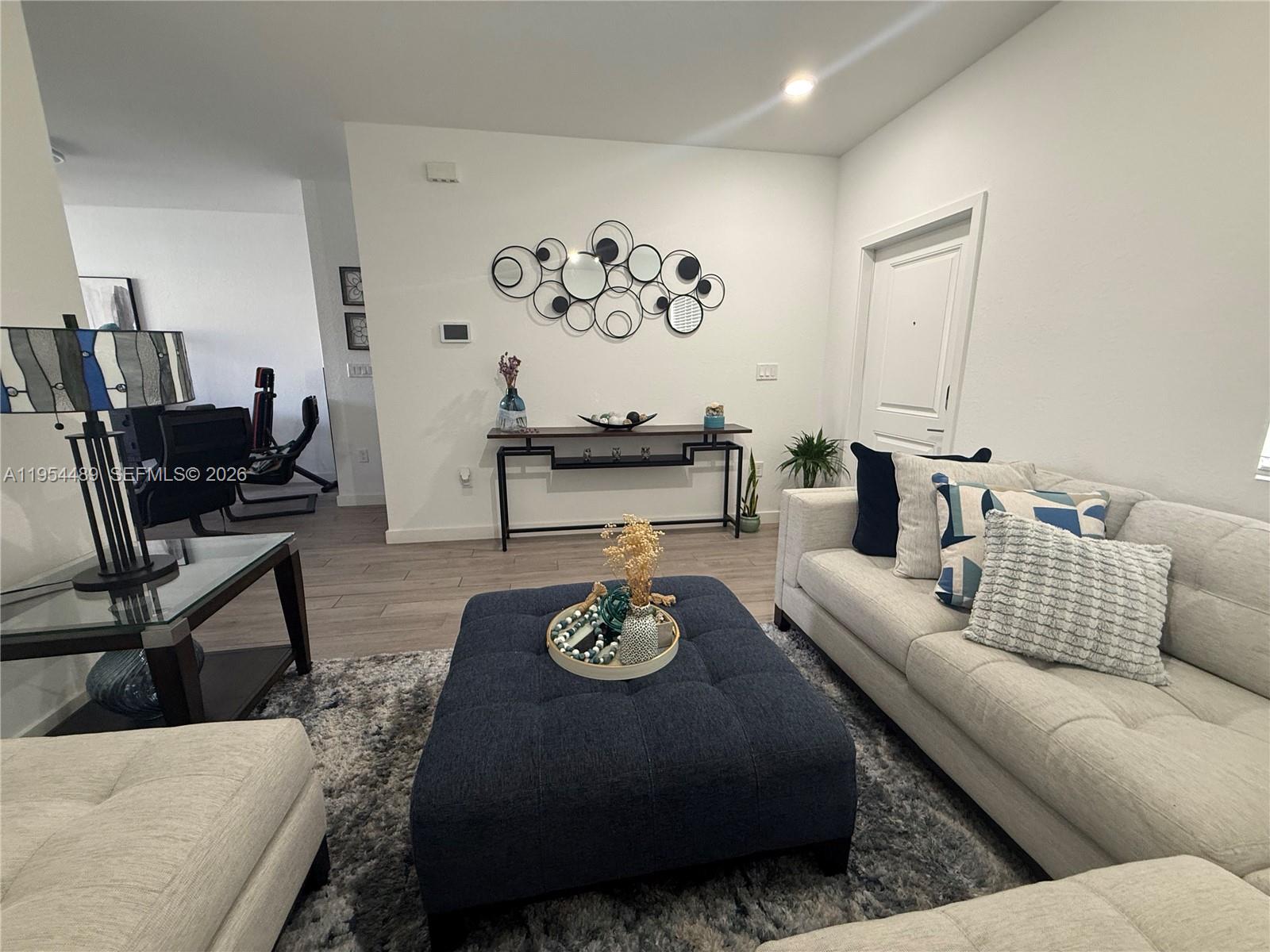 1043 3 / 3 1302 sq. ft. $ 2026-05-14 0 Photo