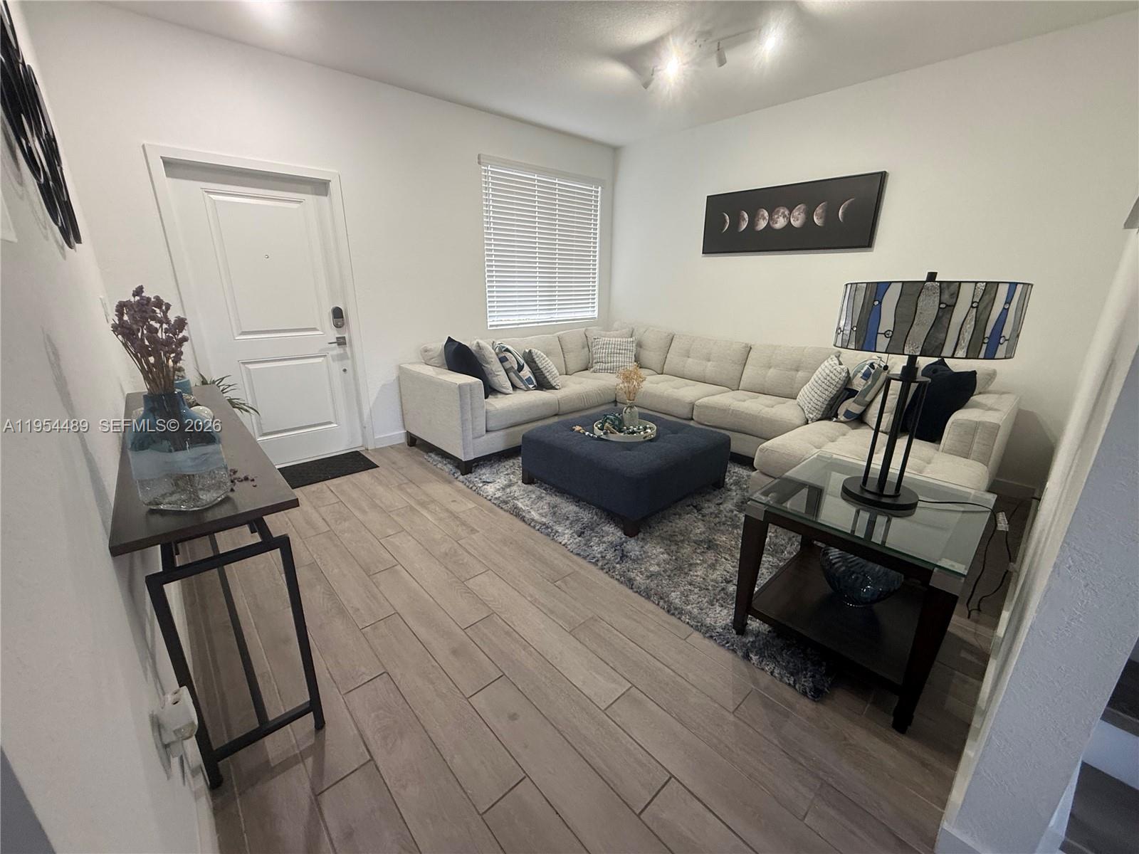 1043 3 / 3 1302 sq. ft. $ 2026-05-14 0 Photo