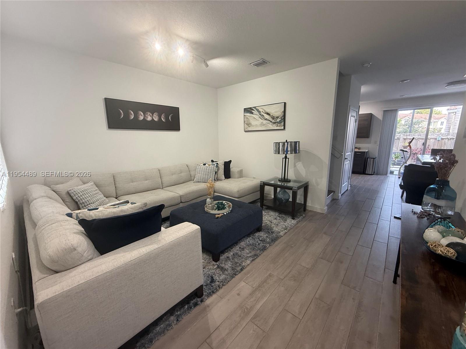 1043 3 / 3 1302 sq. ft. $ 2026-05-14 0 Photo