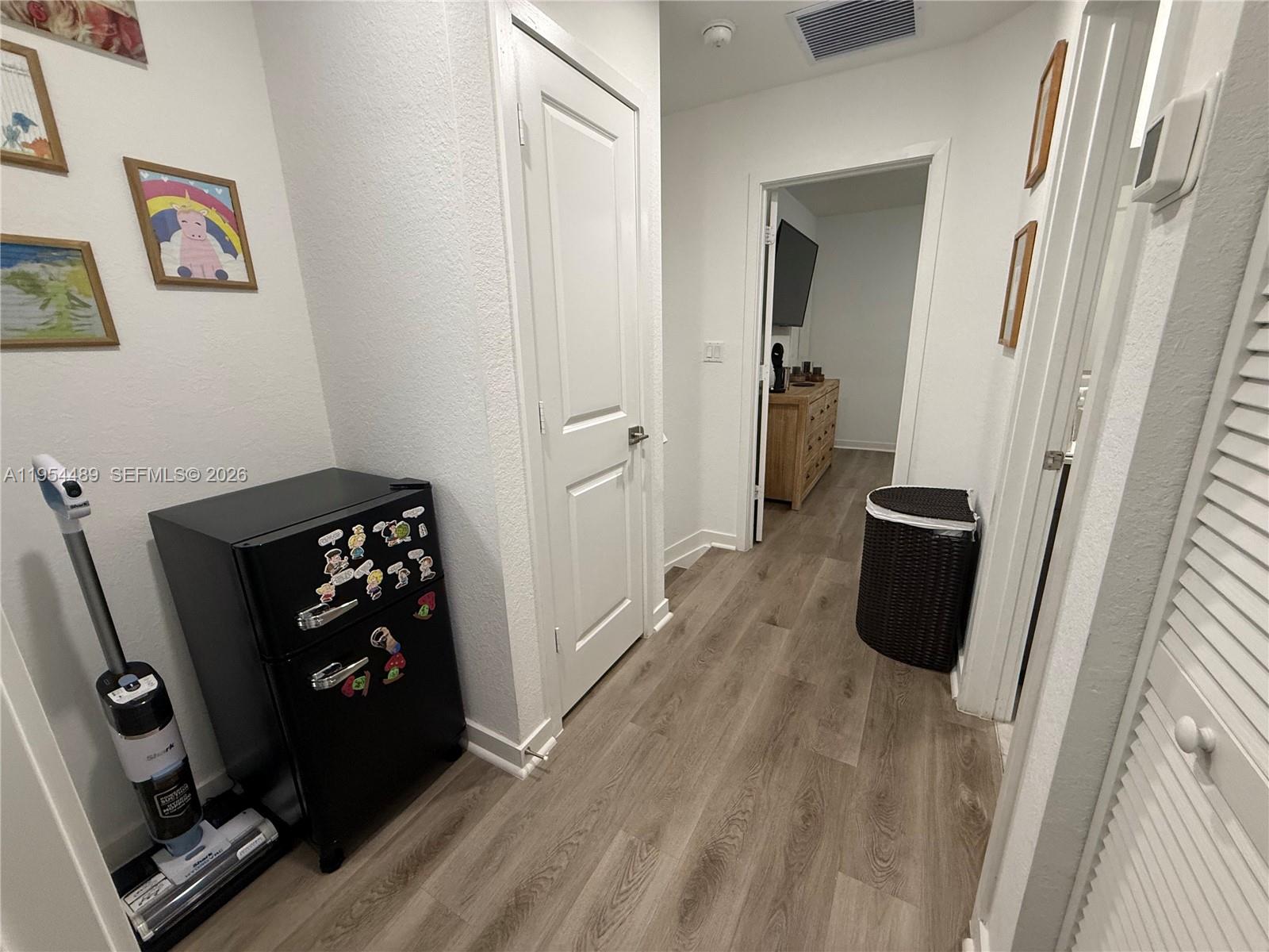 1043 3 / 3 1302 sq. ft. $ 2026-05-14 0 Photo