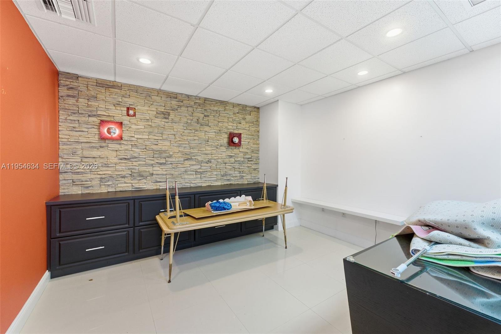   /   кв.футов $ 2026-01-28 0 Фото