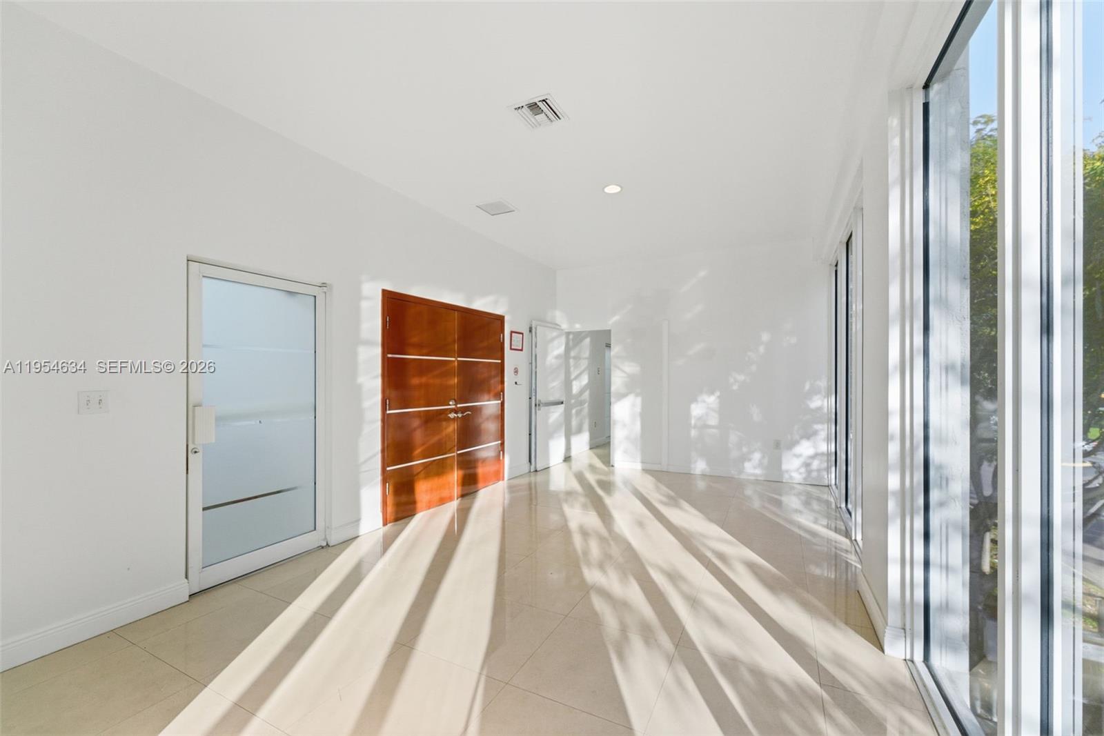   /   кв.футов $ 2026-01-28 0 Фото