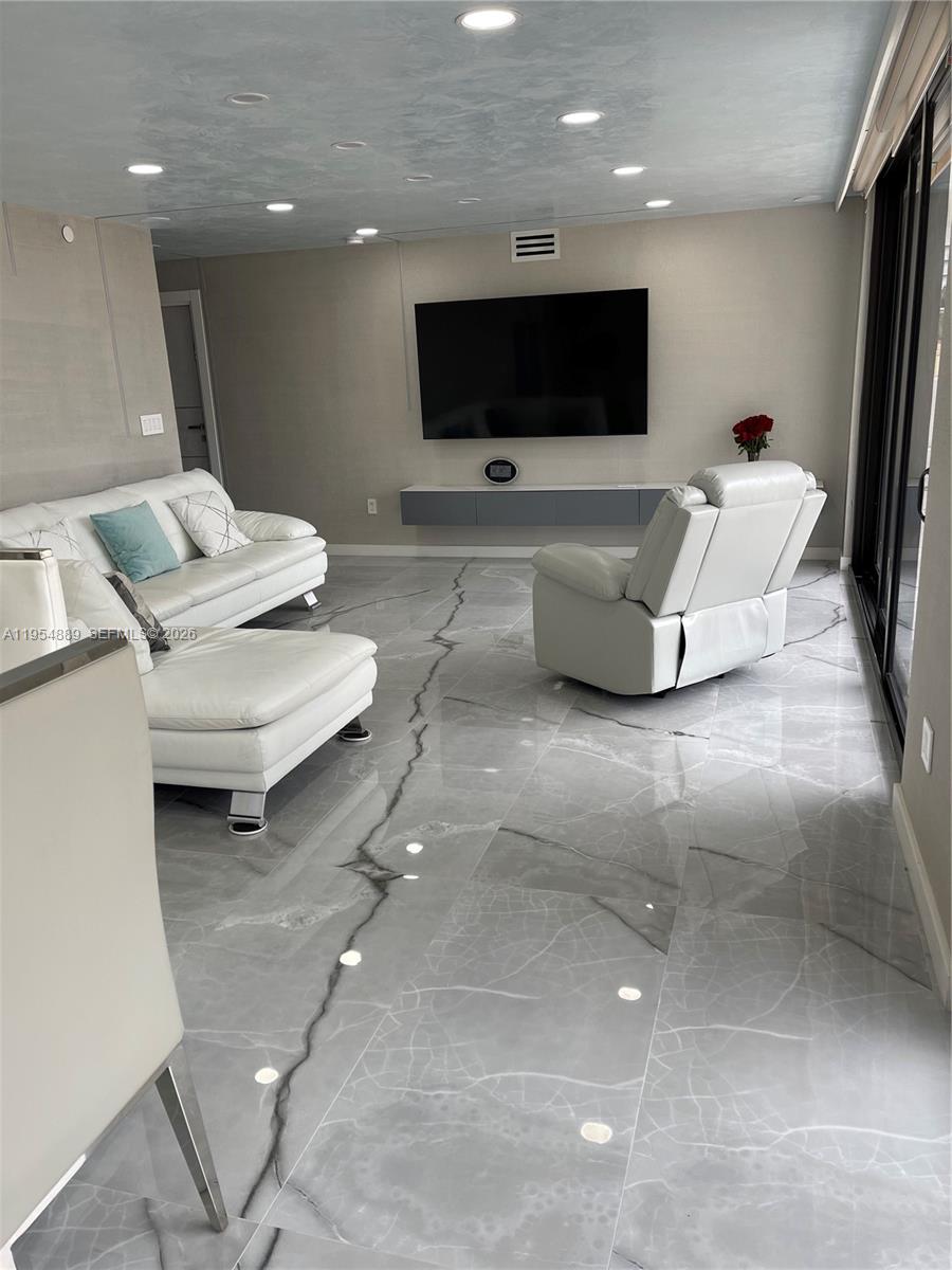 See details 309 3 / 3 1910 sq. ft. $ 2026-02-04 0 Photo