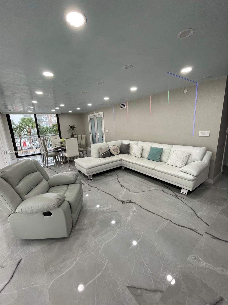 See details 309 3 / 3 1910 sq. ft. $ 2026-02-04 0 Photo