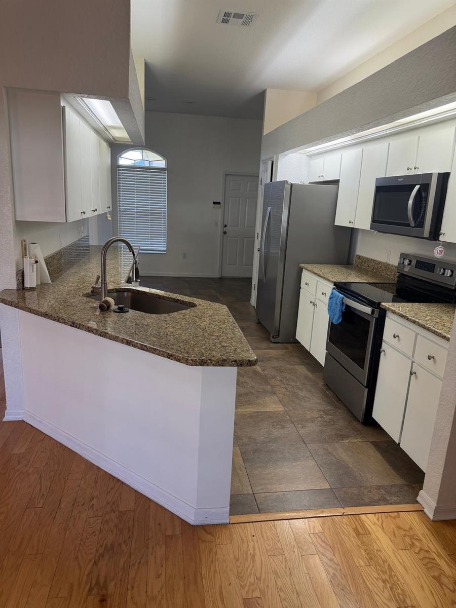 Ver detalles 123 3 / 2 1919 sq. ft. $ 2026-03-26 0 foto
