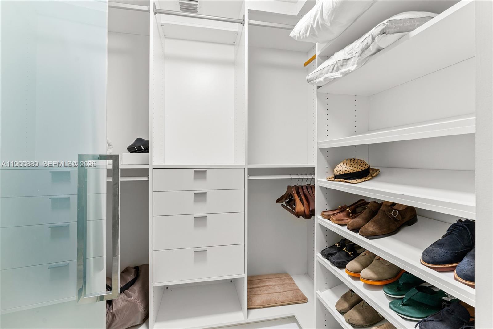 709 3 / 4 4045 sq. ft. $ 2026-01-30 0 Photo