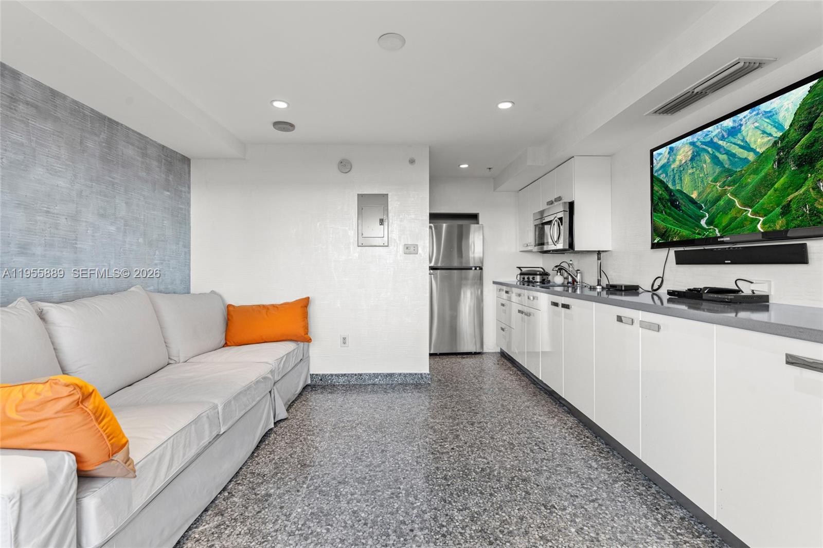 709 3 / 4 4045 sq. ft. $ 2026-01-30 0 Photo