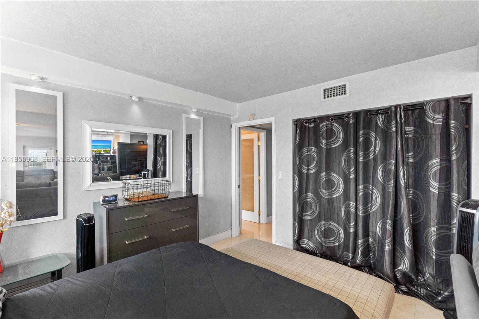 Ver detalles PH15E 2 / 2 1140 sq. ft. $ 2026-05-27 0 foto
