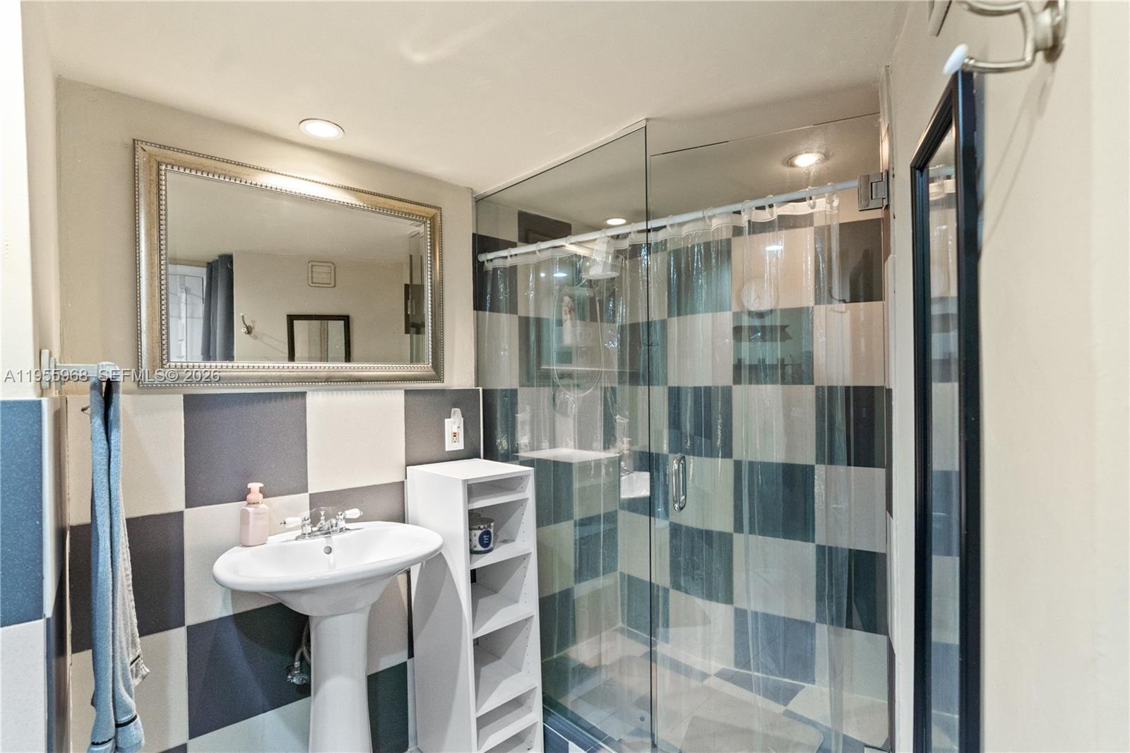 Ver detalles PH15E 2 / 2 1140 sq. ft. $ 2026-05-27 0 foto