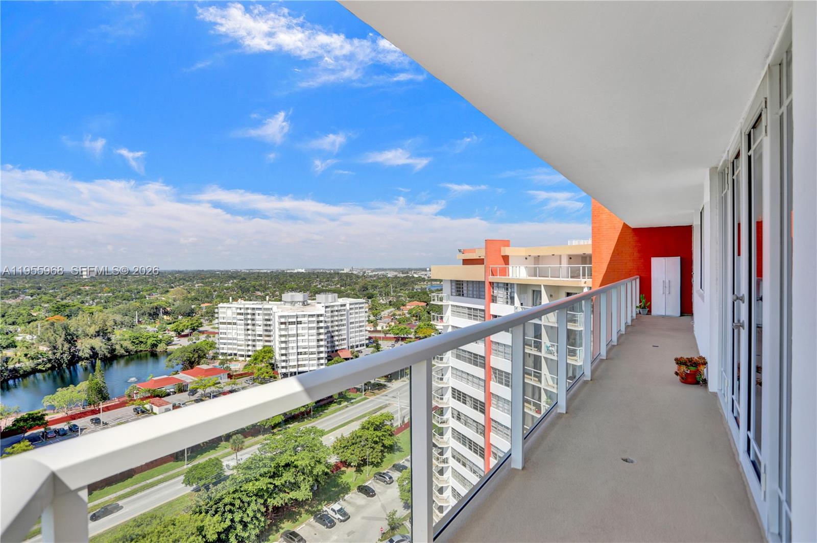 Ver detalles PH15E 2 / 2 1140 sq. ft. $ 2026-05-27 0 foto