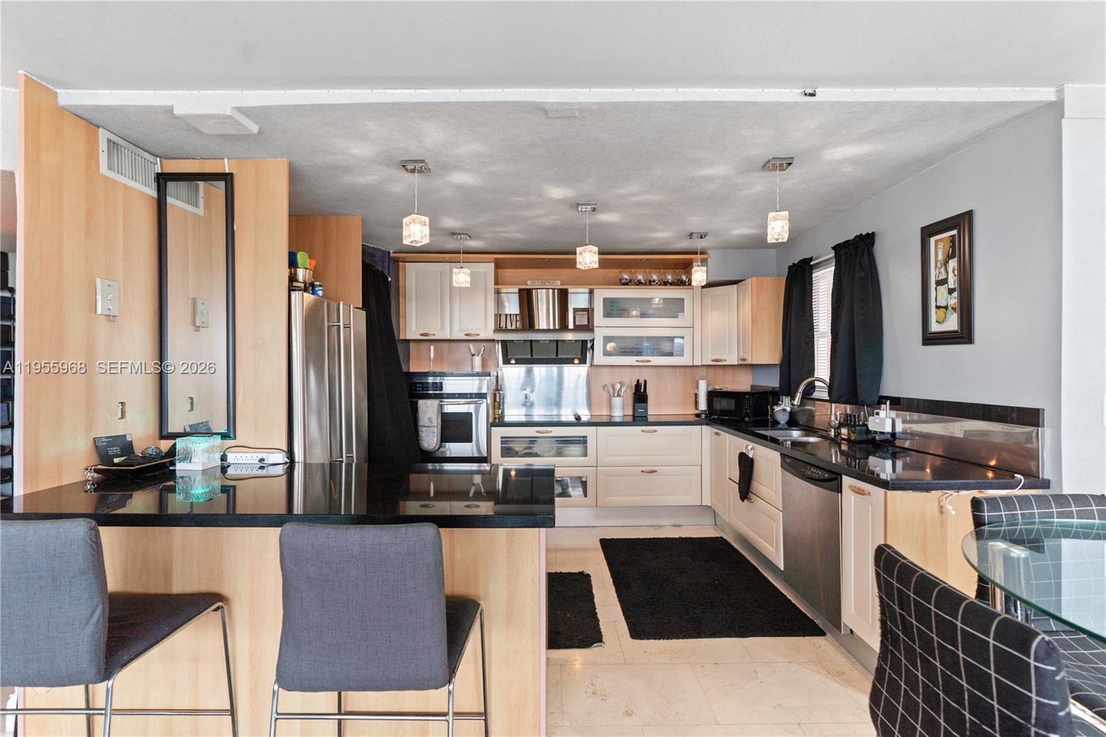Ver detalles PH15E 2 / 2 1140 sq. ft. $ 2026-05-27 0 foto