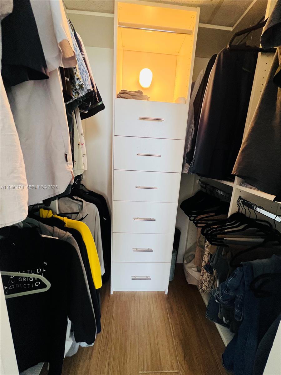 See details 9M 1 / 2 870 sq. ft. $ 2026-01-31 0 Photo