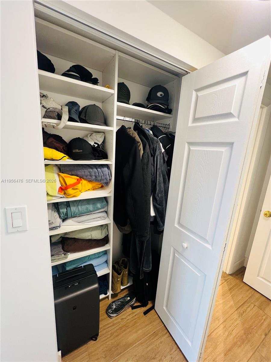 See details 9M 1 / 2 870 sq. ft. $ 2026-01-31 0 Photo