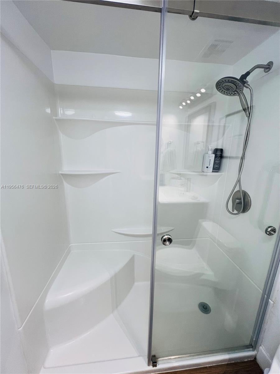 See details 9M 1 / 2 870 sq. ft. $ 2026-01-31 0 Photo