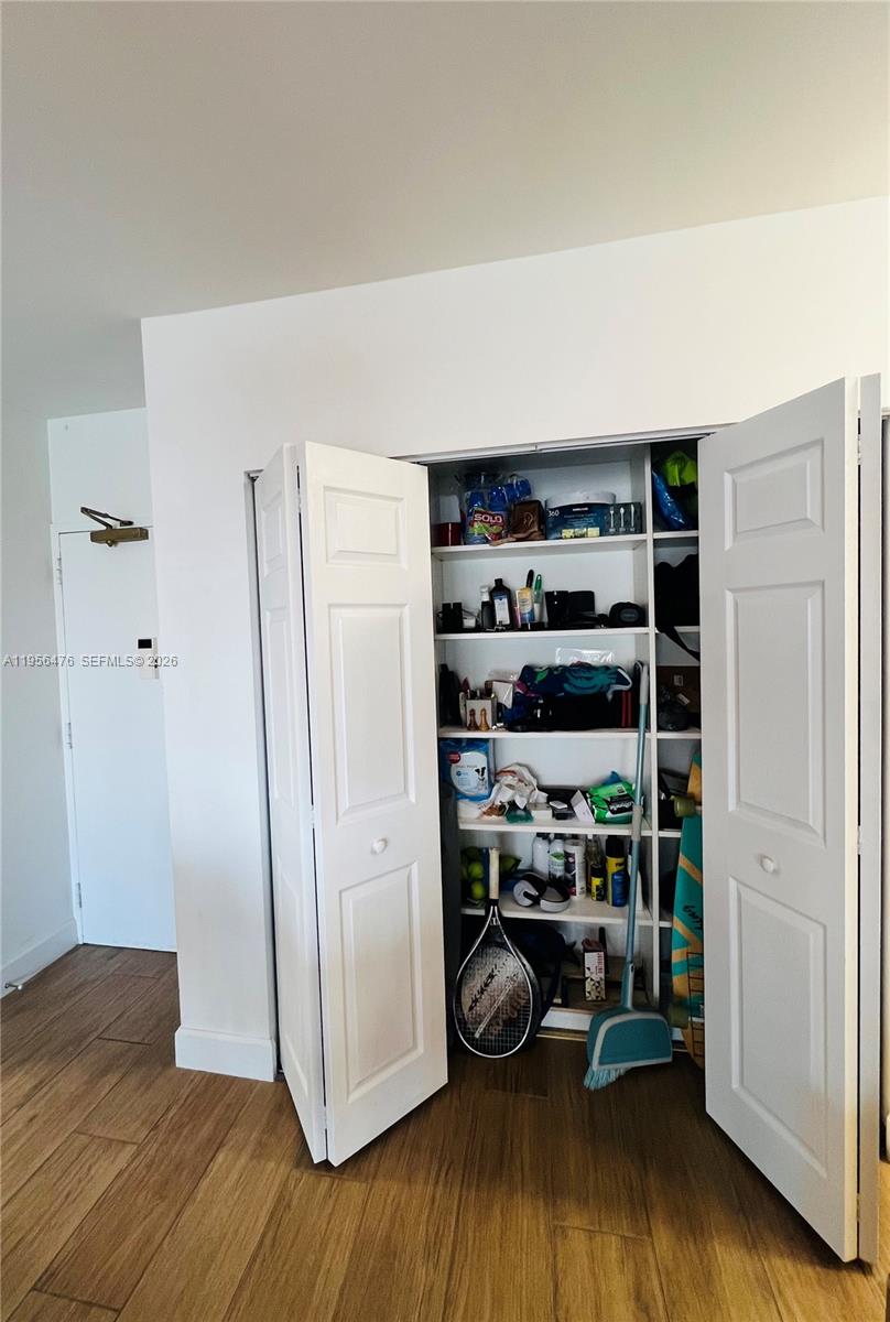 See details 9M 1 / 2 870 sq. ft. $ 2026-01-31 0 Photo