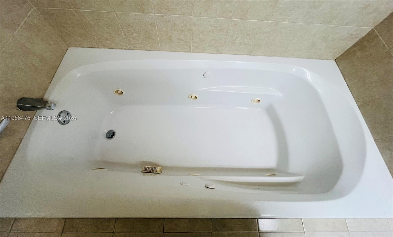 See details 9M 1 / 2 870 sq. ft. $ 2026-01-31 0 Photo