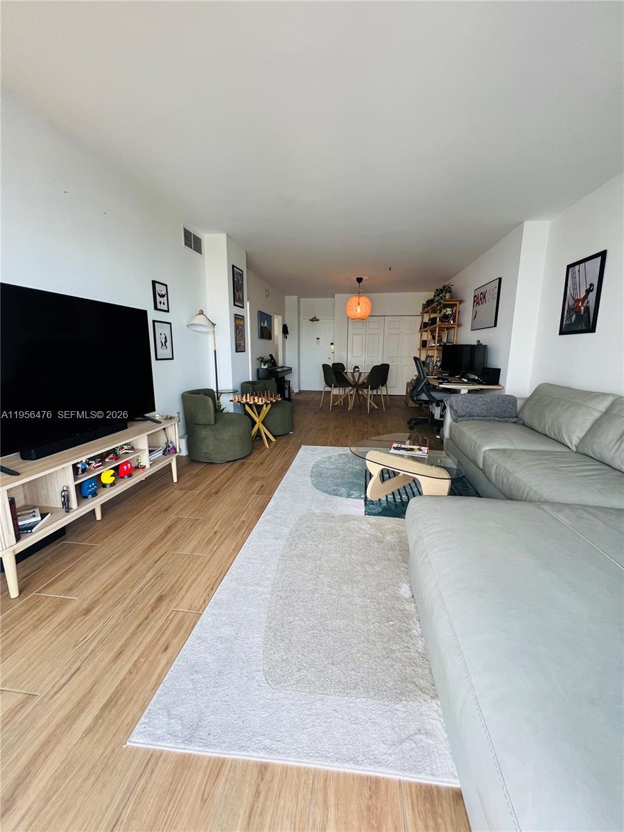 See details 9M 1 / 2 870 sq. ft. $ 2026-01-31 0 Photo