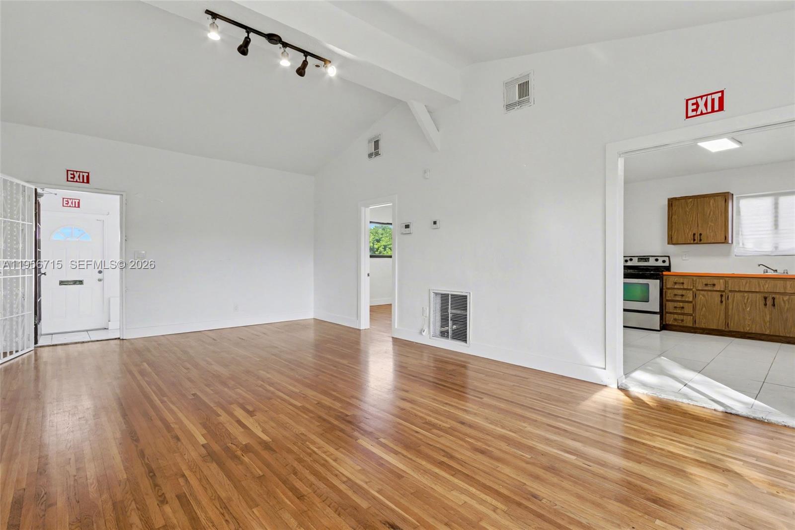   /   кв.футов $ 2026-02-01 0 Фото