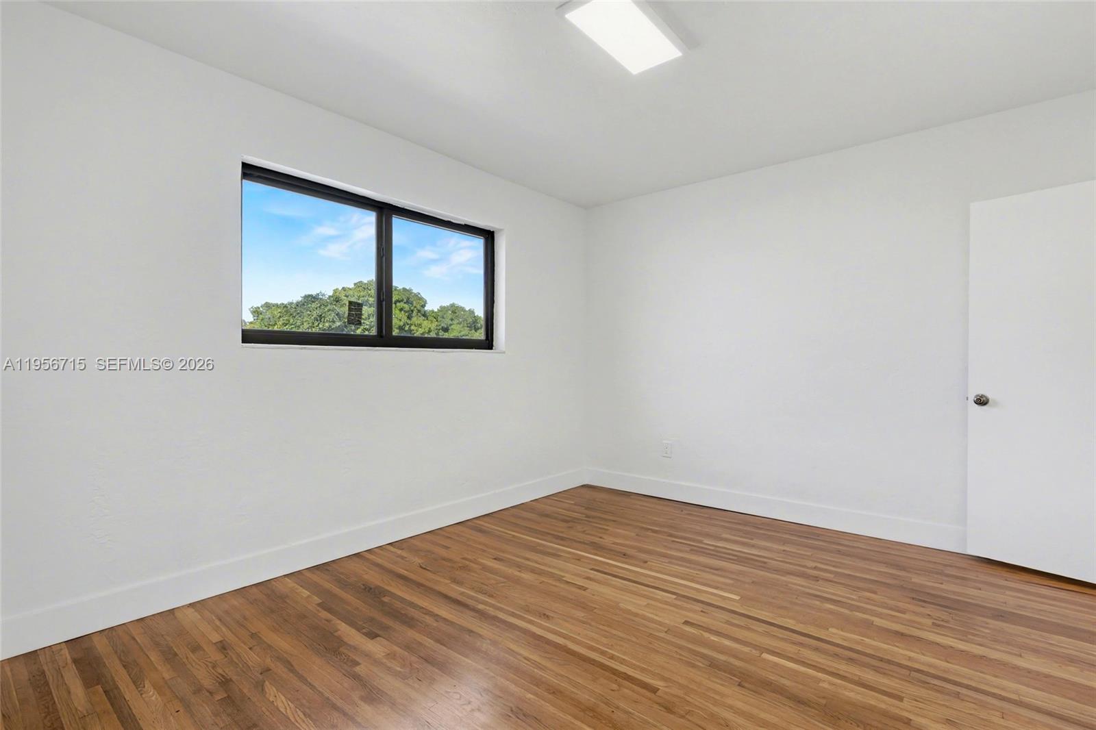   /   кв.футов $ 2026-02-01 0 Фото