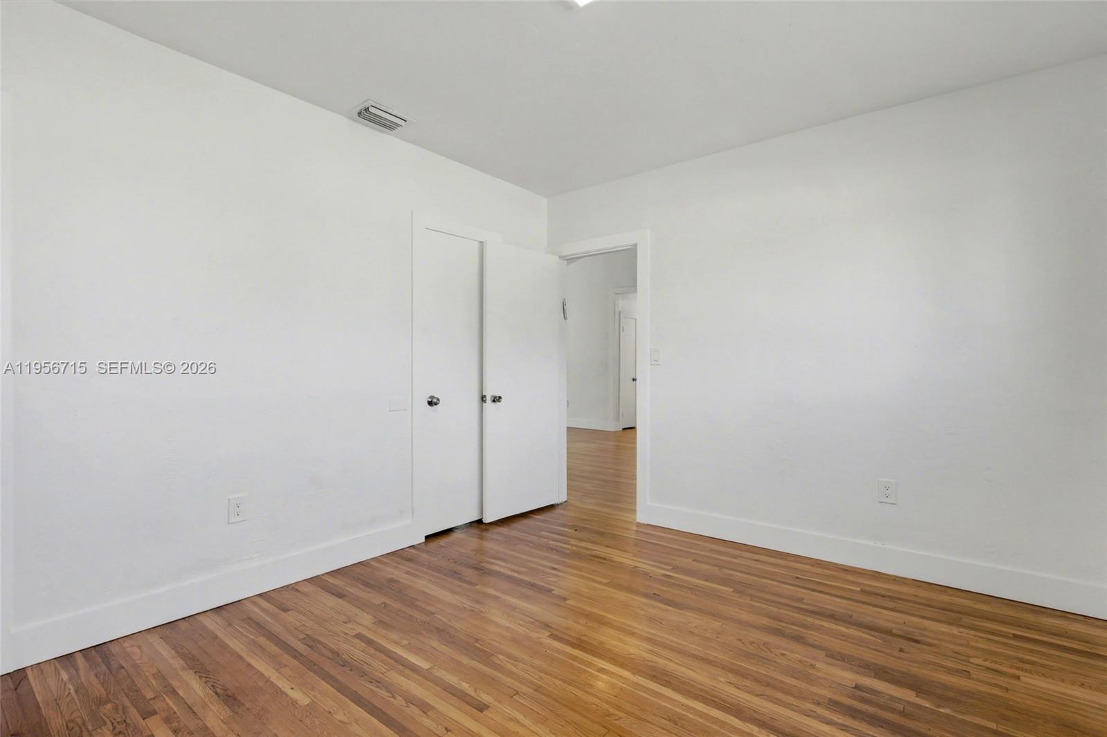   /   кв.футов $ 2026-02-01 0 Фото